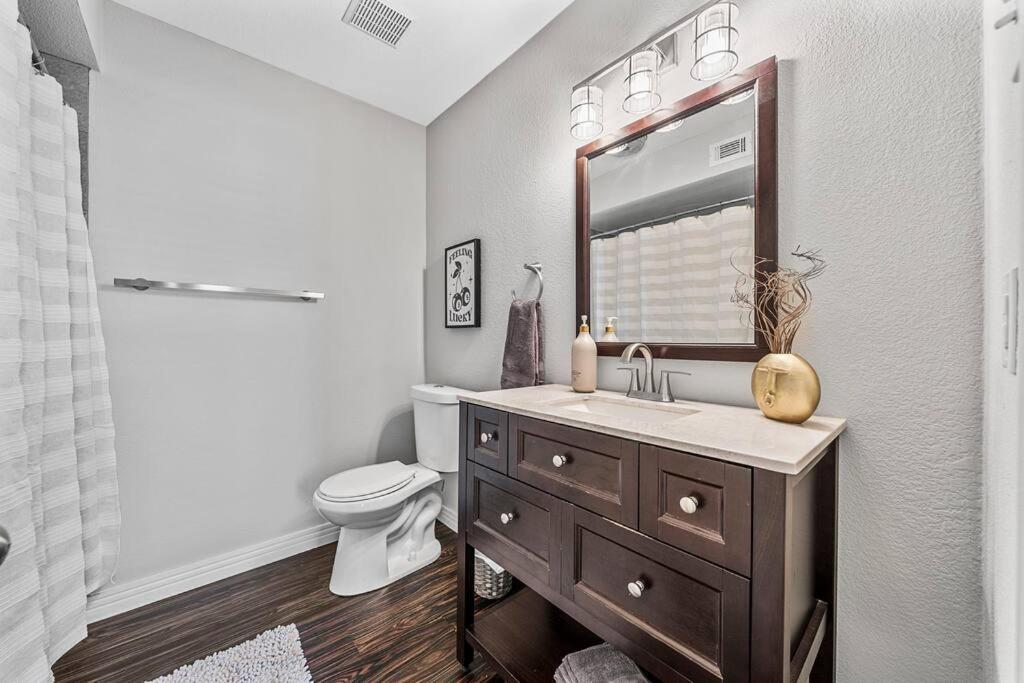 Luxe Condo In City Center Waco Bagian luar foto