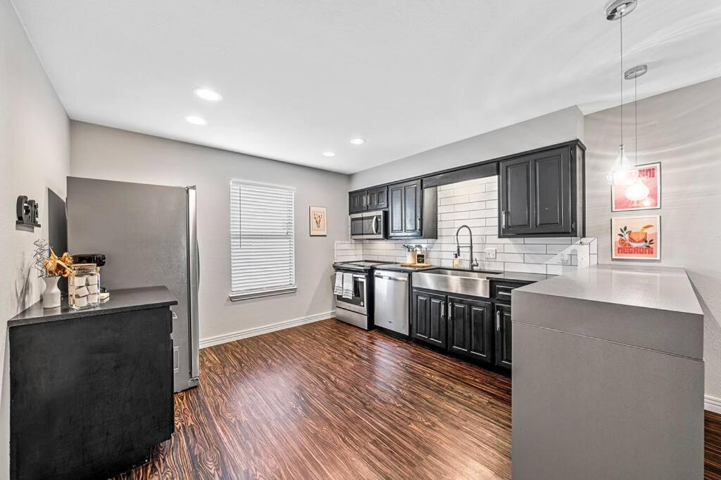 Luxe Condo In City Center Waco Bagian luar foto