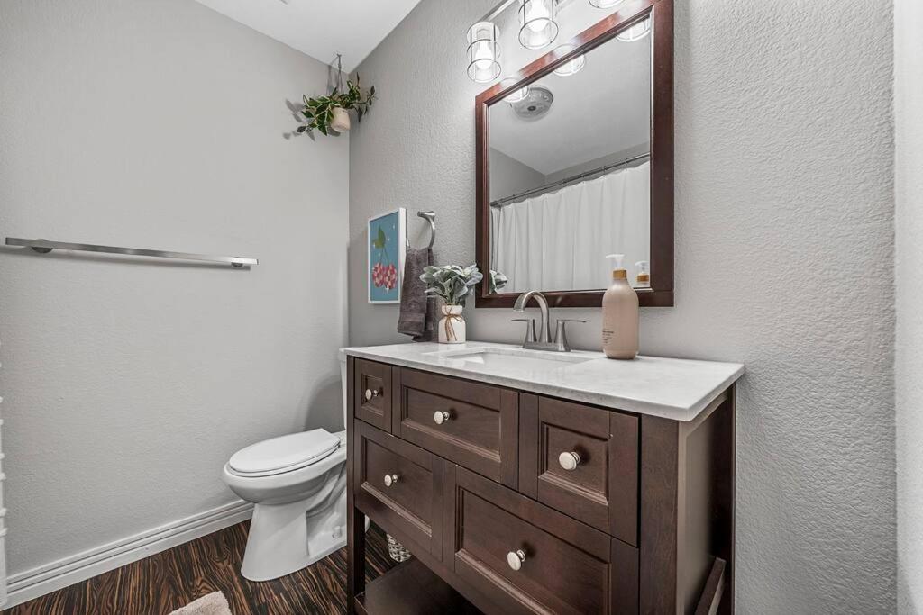 Luxe Condo In City Center Waco Bagian luar foto
